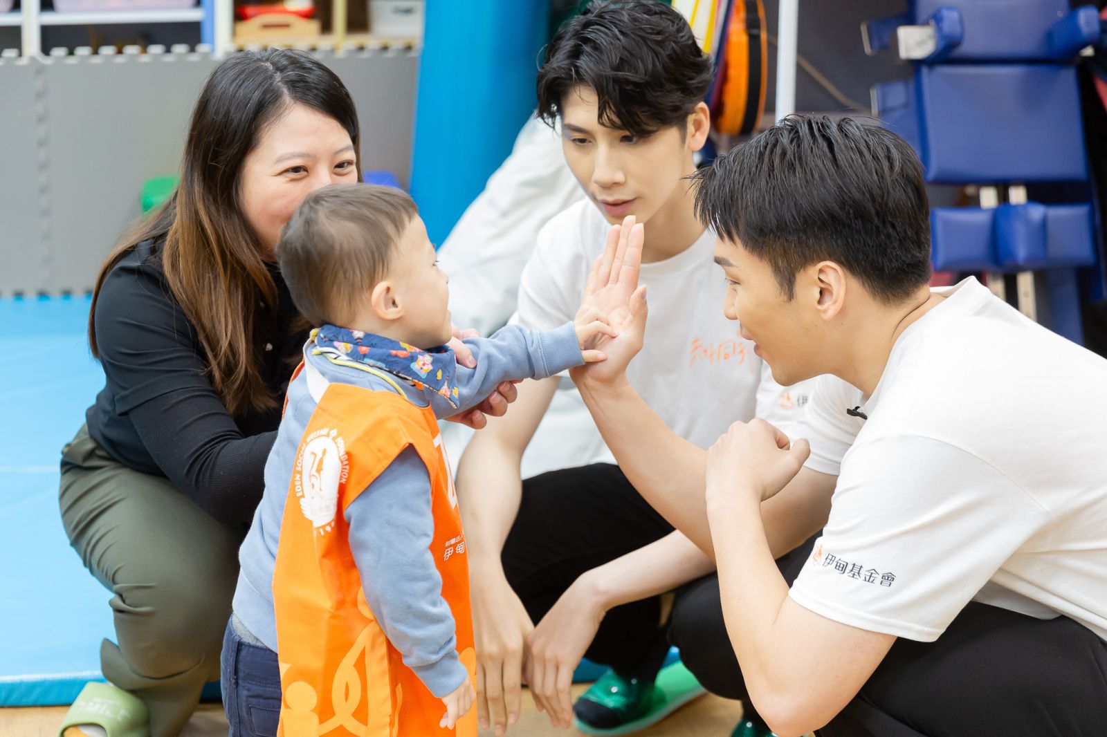 公益大使李洋、林郁婷特地來訪伊甸早療單位。
